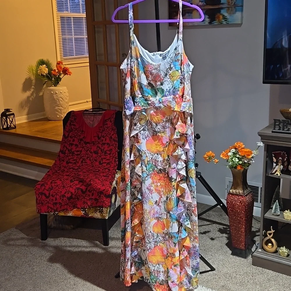 Beautiful Maxi Print Dress đź‘— With Ruffle Down Trail. - Picture 2 of 11